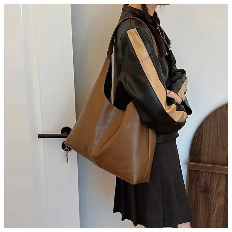 Lightweight PU soft leather large capacity womens shoulder lower arm buckle casual style makeup bag Y241123_voghion.com