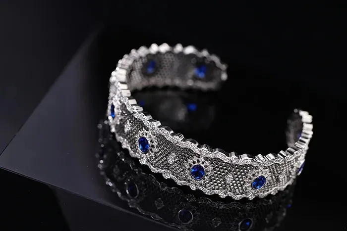 Jonc ouvert en argent sterling avec zircone bleue brossée_voghion.com