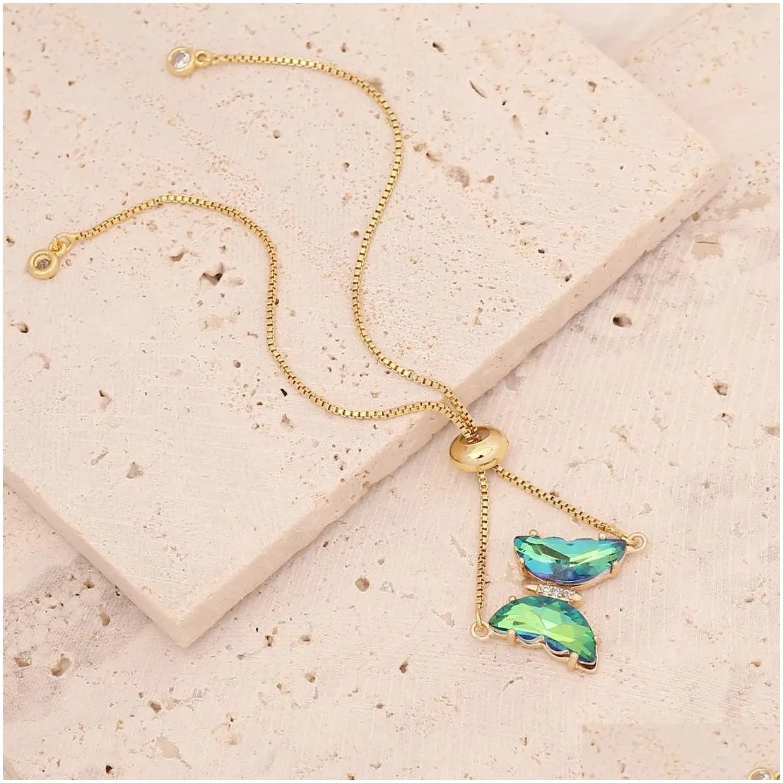 Pulseira charm borboleta dourada com zircónia para mulher_voghion.com