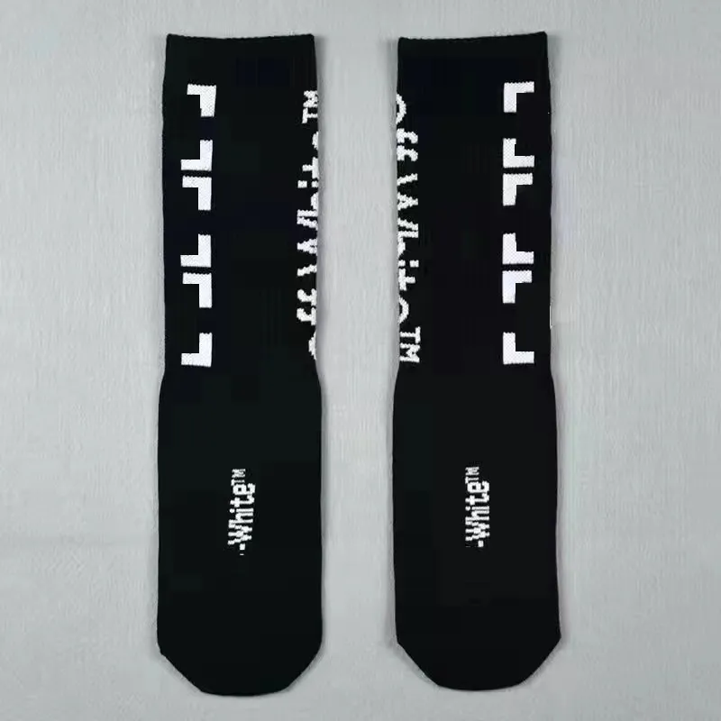 Men's socks Fashion designer Street wear Men's high quality all cotton matched arrow print Breathable black and white rice football socks_voghion.com