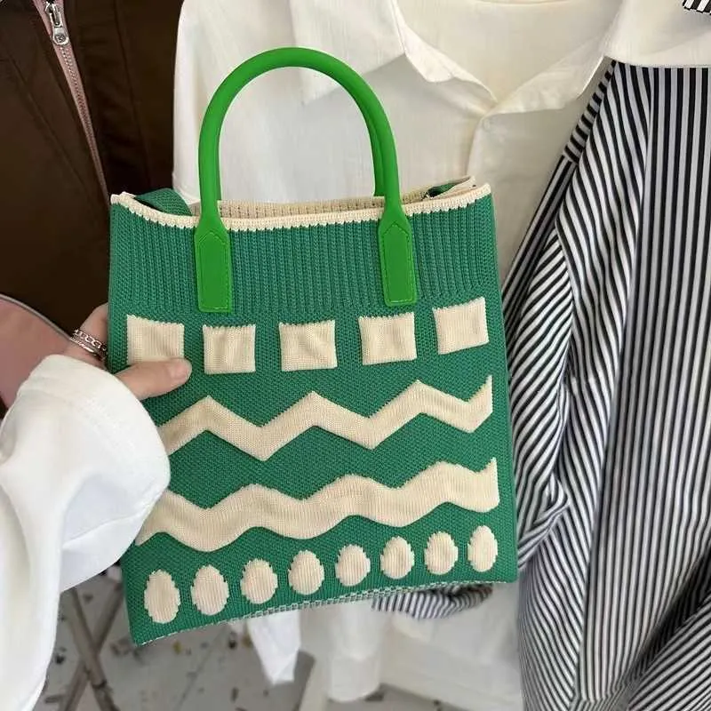 Modieuze gebreide schoudertas voor dames met speels golfmotief_voghion.com
