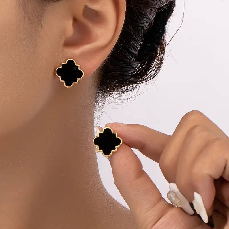 Une paire de clous d'oreilles en émail en forme de trèfle porte-bonheur Boucles d'oreilles délicates et élégantes pour un accessoire de soirée de bal de fin d'année