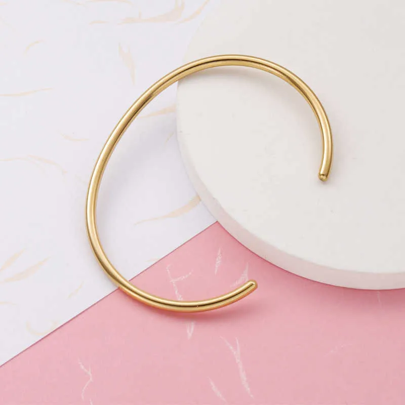 Bracelet manchette ouvert en acier inoxydable plaqué or de haute qualité pour femme_voghion.com