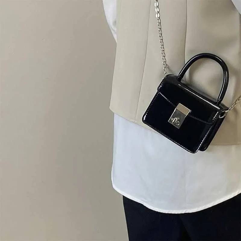 Sac à bandoulière carré pour femme avec petit verrou tendance en cuir verni pour femme_voghion.com