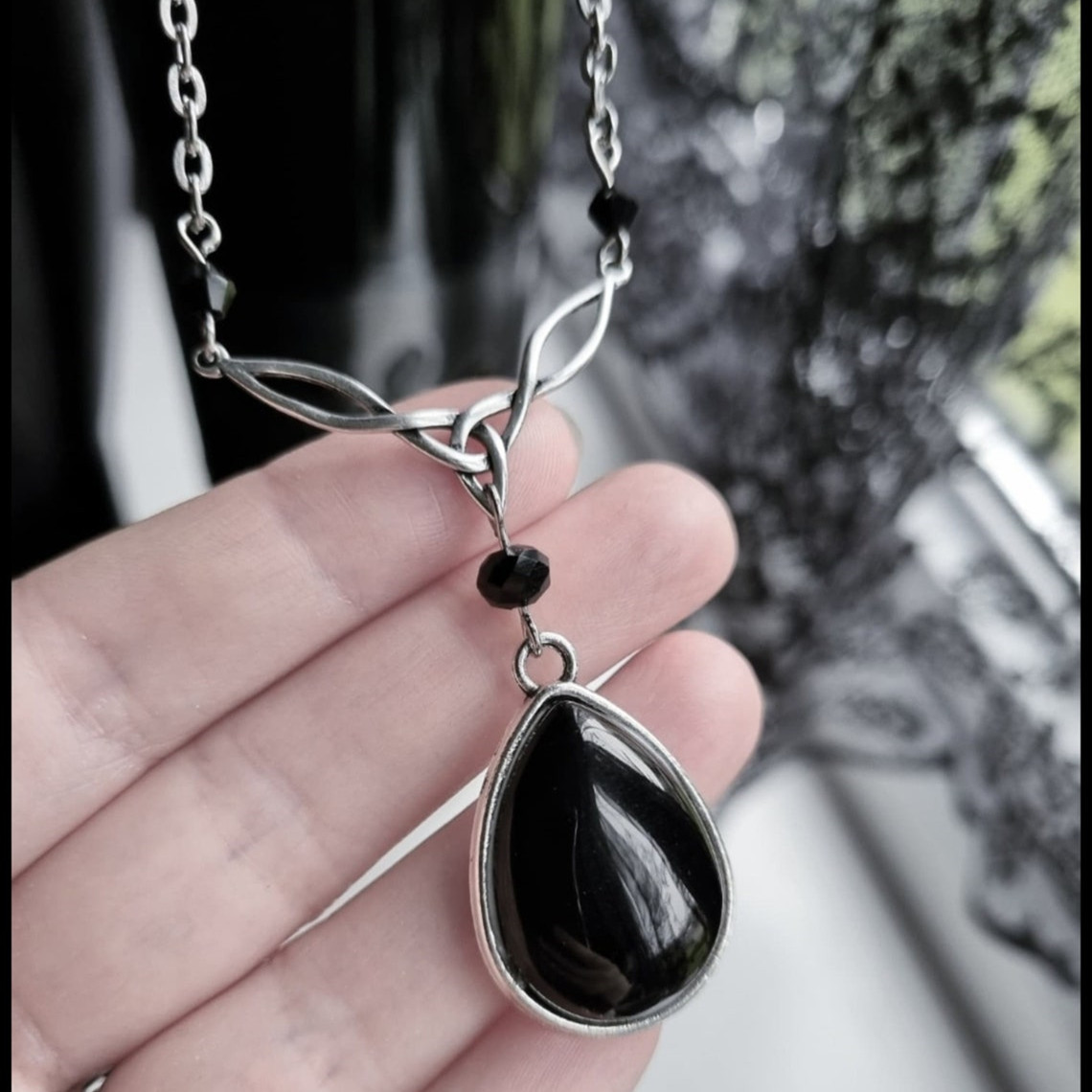 Colliers Nouveau collier simple gothique en forme de larme noire en agate celtique_voghion.com