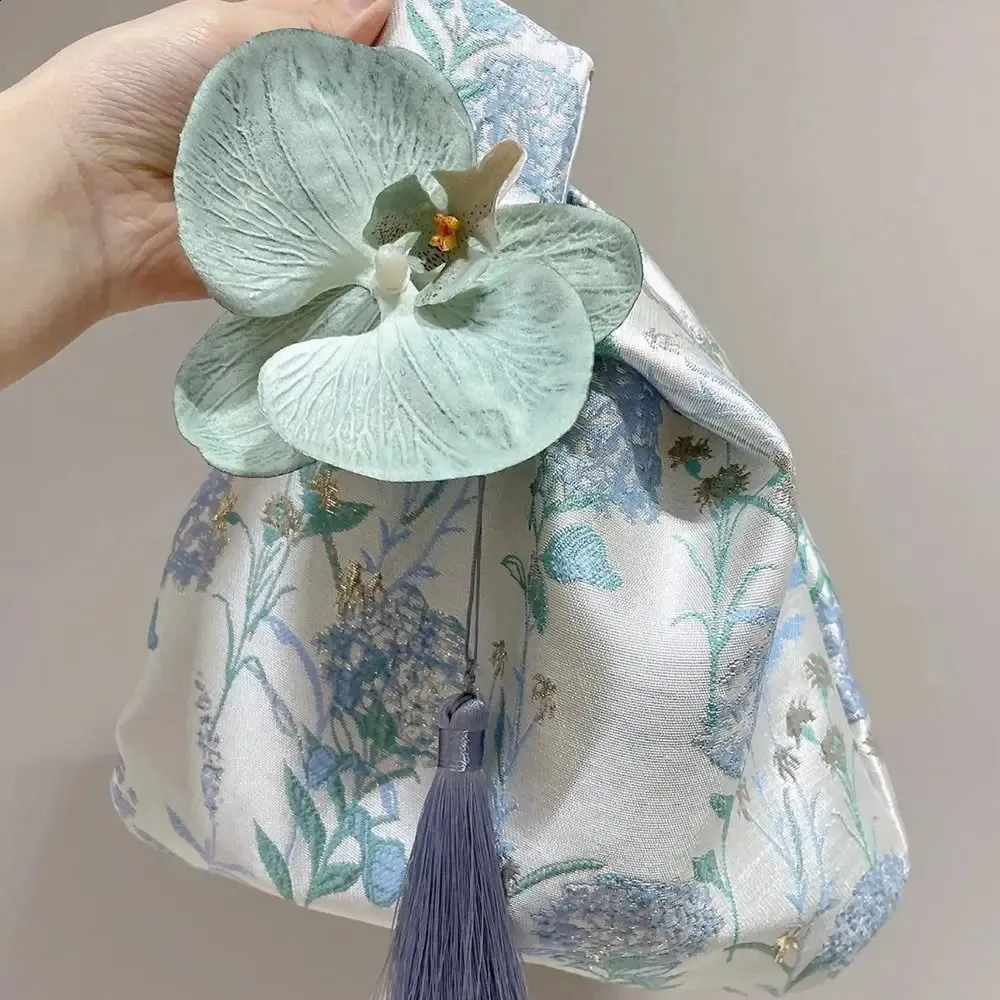 wer Anhänger Mittagessen Kosmetik Handtasche im chinesischen Stil Quaste Knoten Handgelenktasche Kleinteiltasche Cheongsam Zubehör 241120_voghion.com