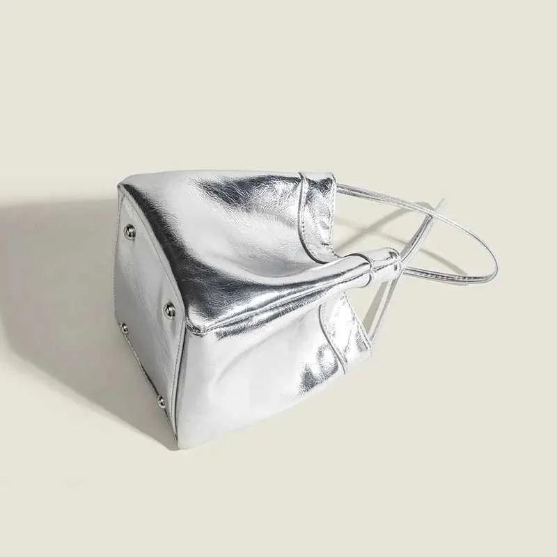 Borsa a spalla e borsa a mano da donna elegante e alla moda_voghion.com