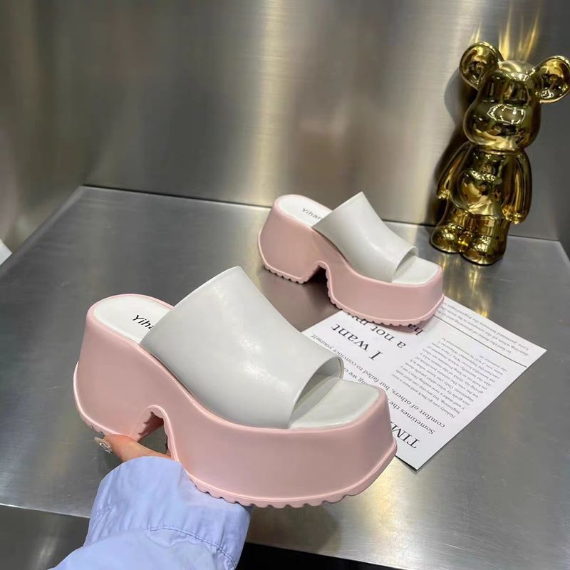 Donne con suola spessa da indossare all'esterno in estate, nuova versione 2024 di pan di spagna, pantofole con aumento di altezza per_voghion.com