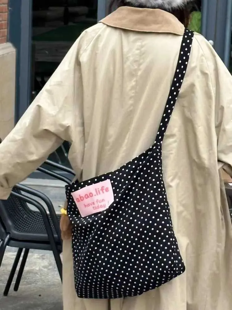 2024 Nouveau style coréen Ins Nostalgie Polka Dot Velours Côtelé Grande Capacité Lettre Impression Toile Ouverte Épaule Simple_voghion.com