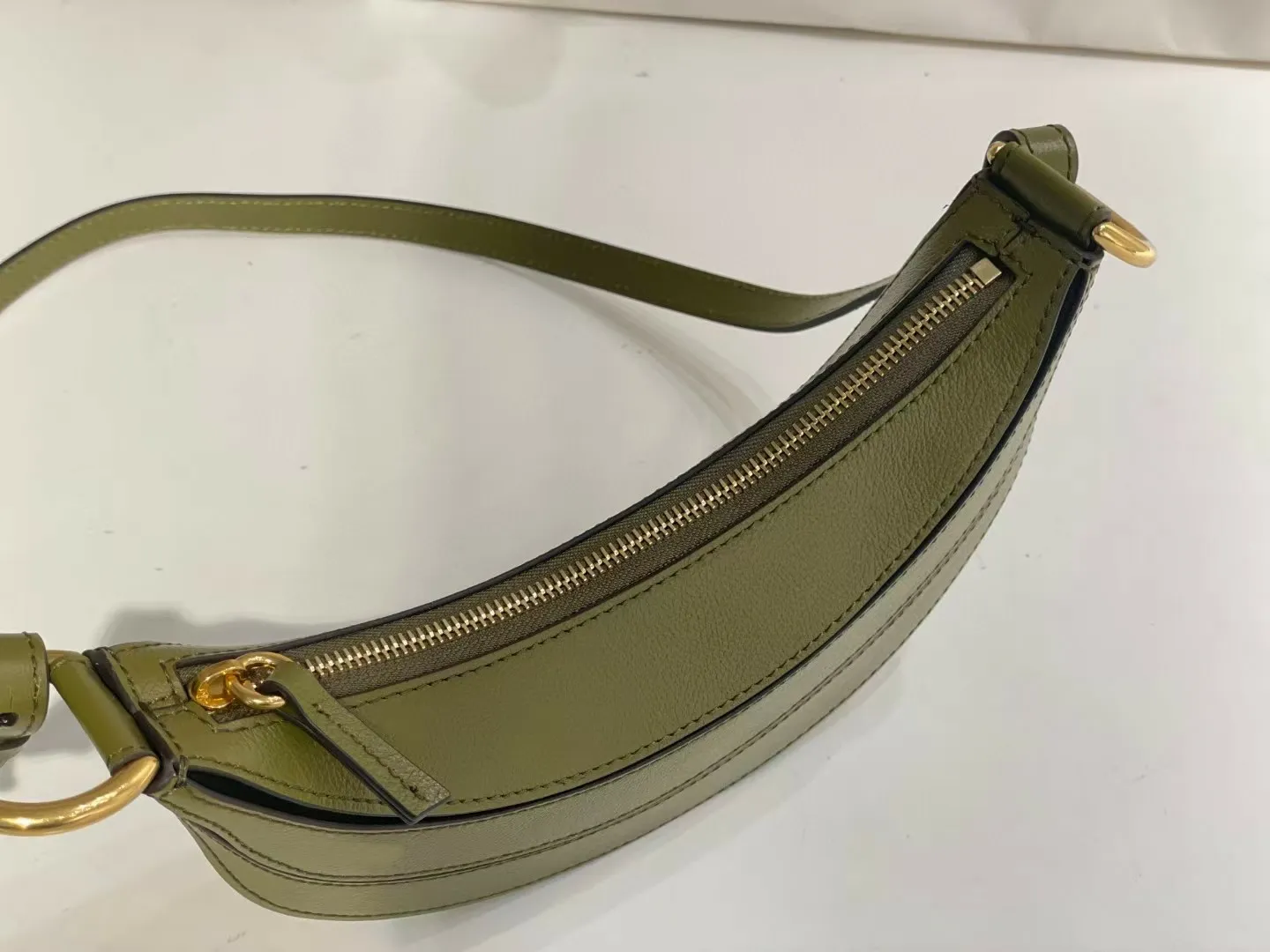 Highest Quality Designer 3D Texture Shoulder Grain Pattern Real Calf Leather Banana Handbags Gold Hardware Zip Closure_voghion.com