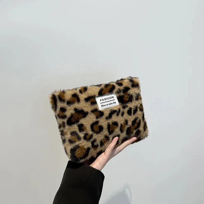 Plyšová make-up taška s leopardím potiskem, velkokapacitní, přenosná cestovní toaletní potřeby, kosmetika, prémiová senzorická úložná taška 241204_voghion.com