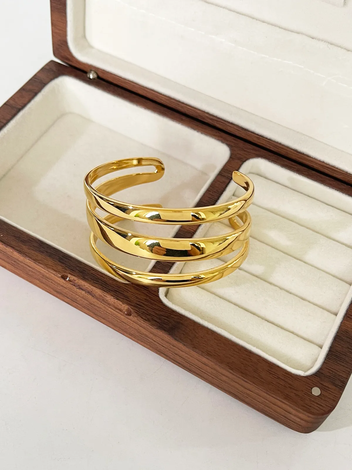 Pulsera minimalista de acero inoxidable chapado en oro macizo PVD de tres capas sin deslustre Perisbox_voghion.com