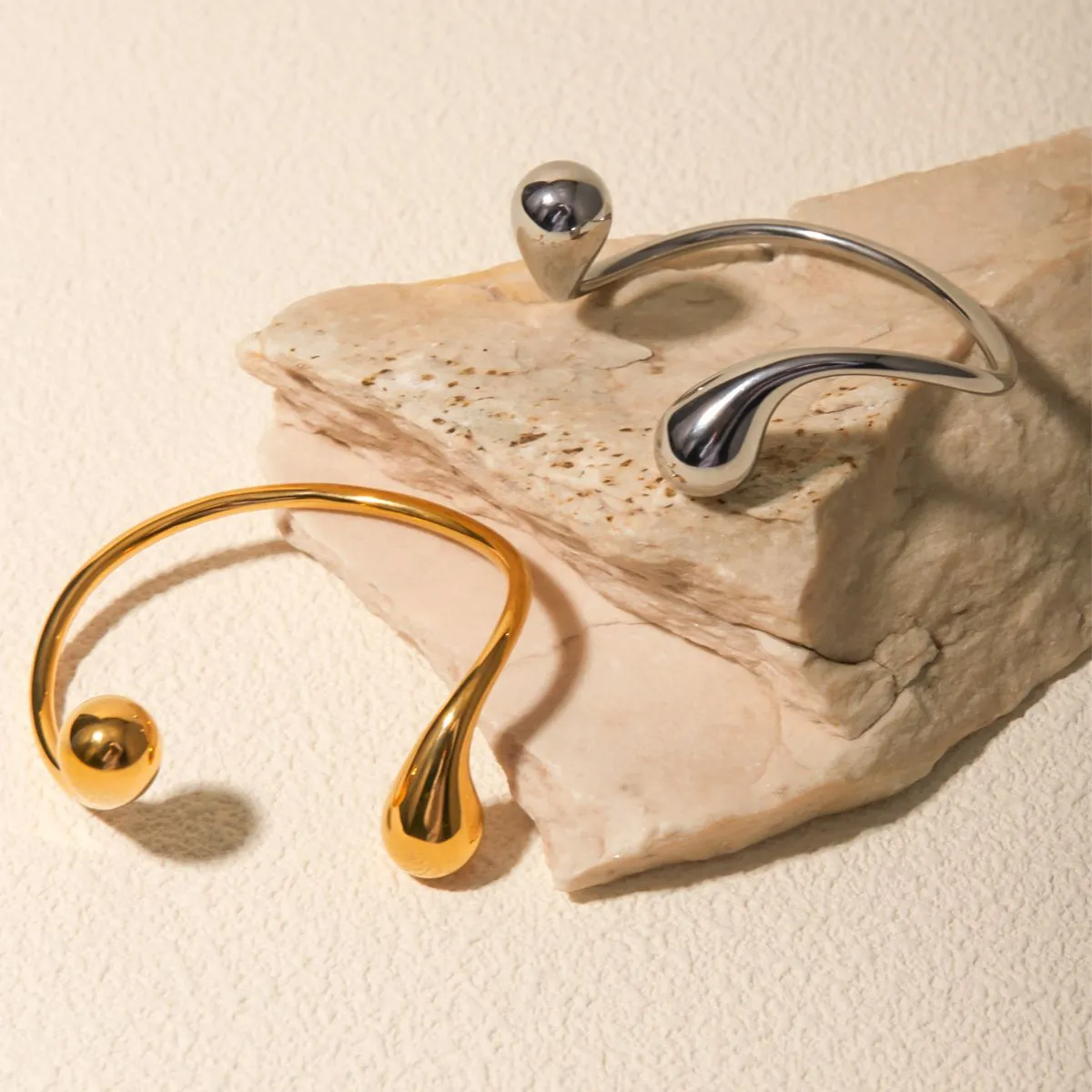 Bracciale con apertura asimmetrica in acciaio inossidabile placcato oro per donna, fabbrica di gioielli alla moda e versatile all'ingrosso_voghion.com