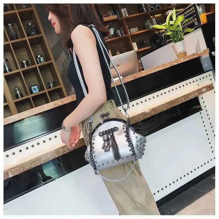 Metallfransen Dia Frauen Schulter Trend Stilvolle Chic Cartoon Anhänger Umhängetasche PU Leder Kette Weibliche Handba241216_voghion.com