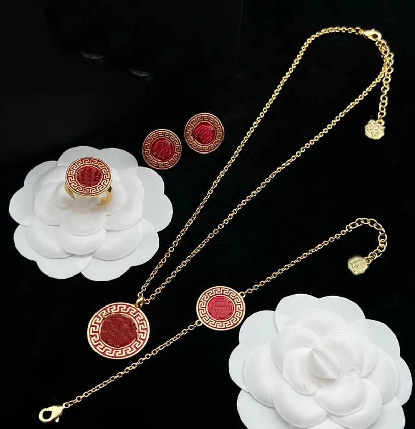 Colar com pingente de sinete de esmalte vermelho, pulseira, brinco, brincos, letras, banshee, joias de grife banhadas a ouro, femininas e masculinas_voghion.com