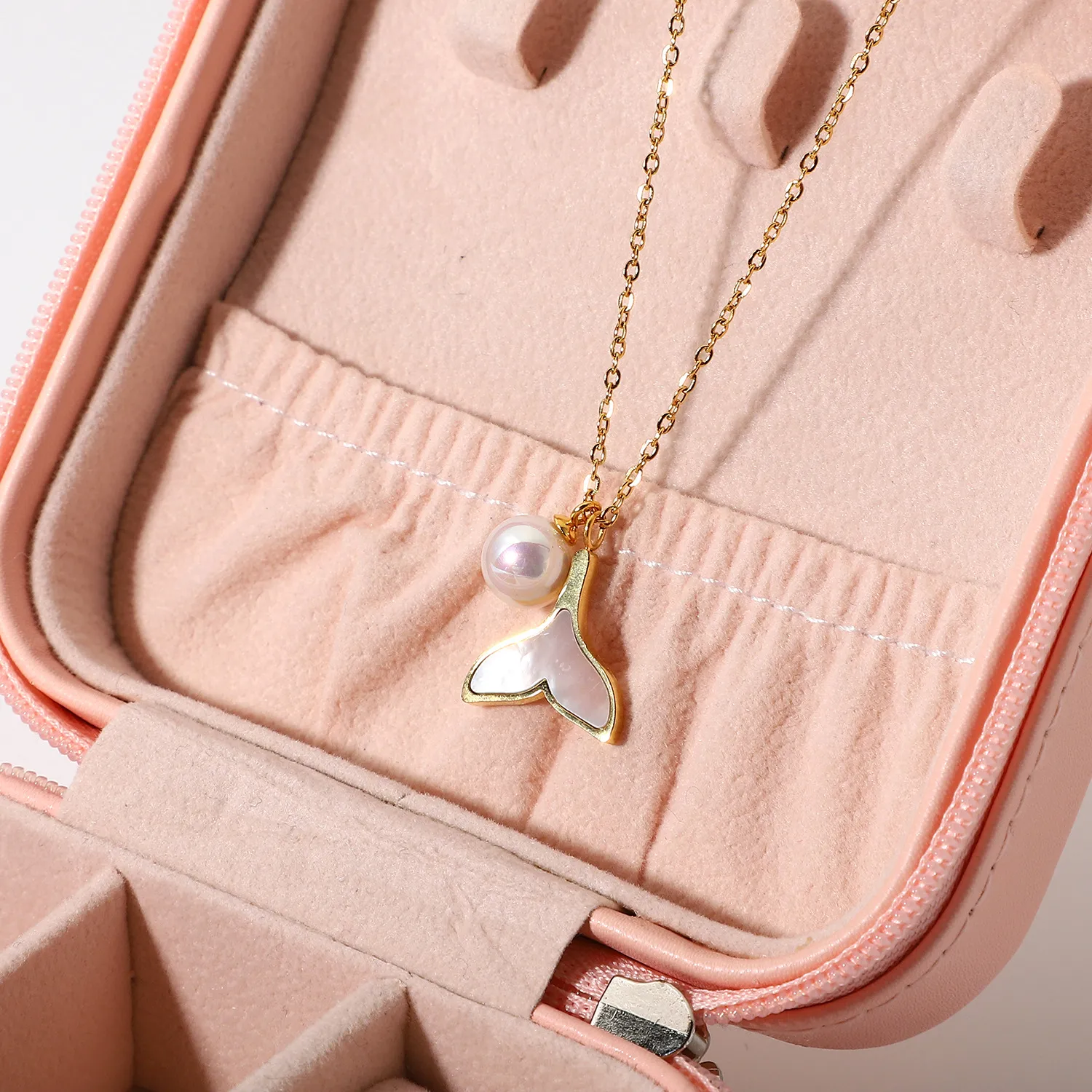 Designer-Halskette mit Meerjungfrau-Perlenanhänger aus 14 Karat Gold für Damen_voghion.com