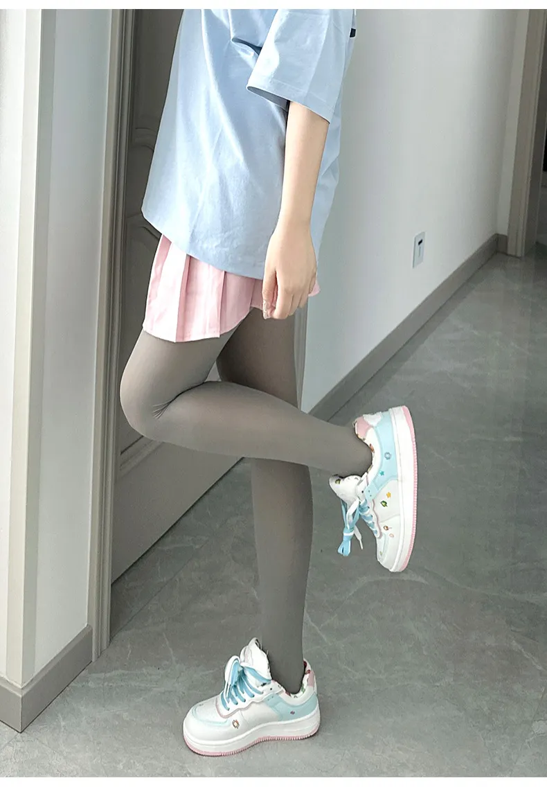 Skateboard 2025 Neue weiße Schuhe für Mädchen und Studentinnen mit dicker Sohle und vielseitigem Stil Designer-Schuhe Sneakers Trainer_voghion.com