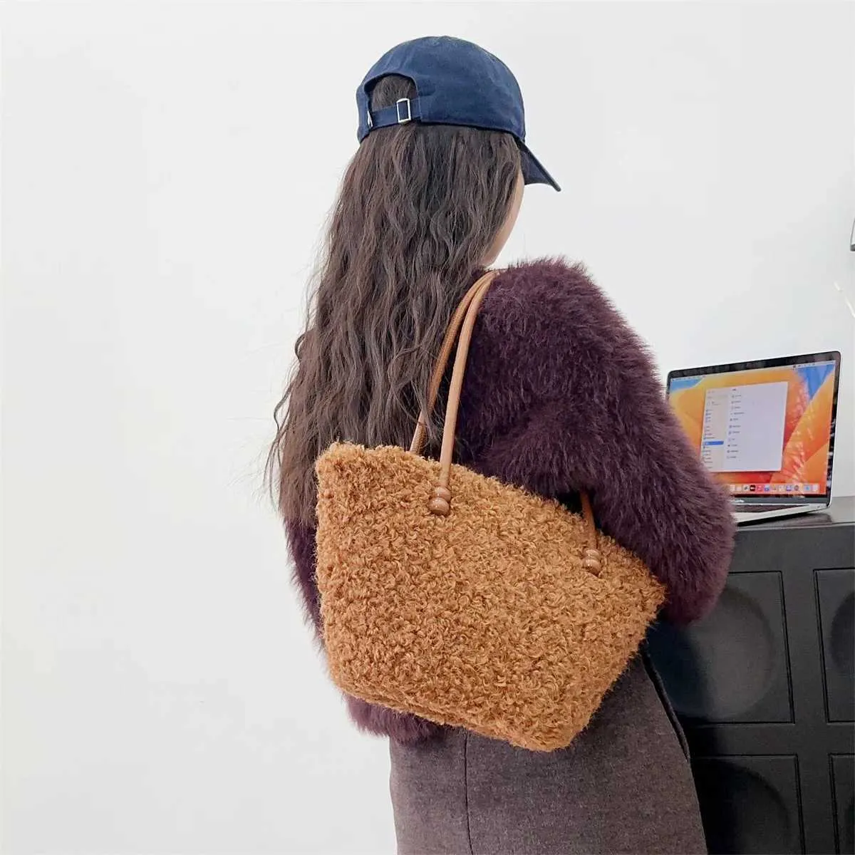 Bolso de hombro de felpa para mujer, de moda, liso, suave, informal, de lana de cordero, de gran capacidad, ligero, para uso diario._voghion.com