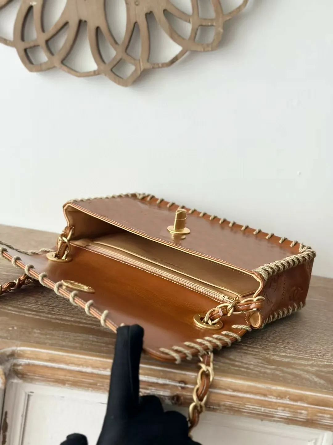 Braune Handtaschen: Western-inspirierte Flap Bag mit Harzdetails & goldener Schnalle, Vintage Designer Schulterhandtaschen_voghion.com