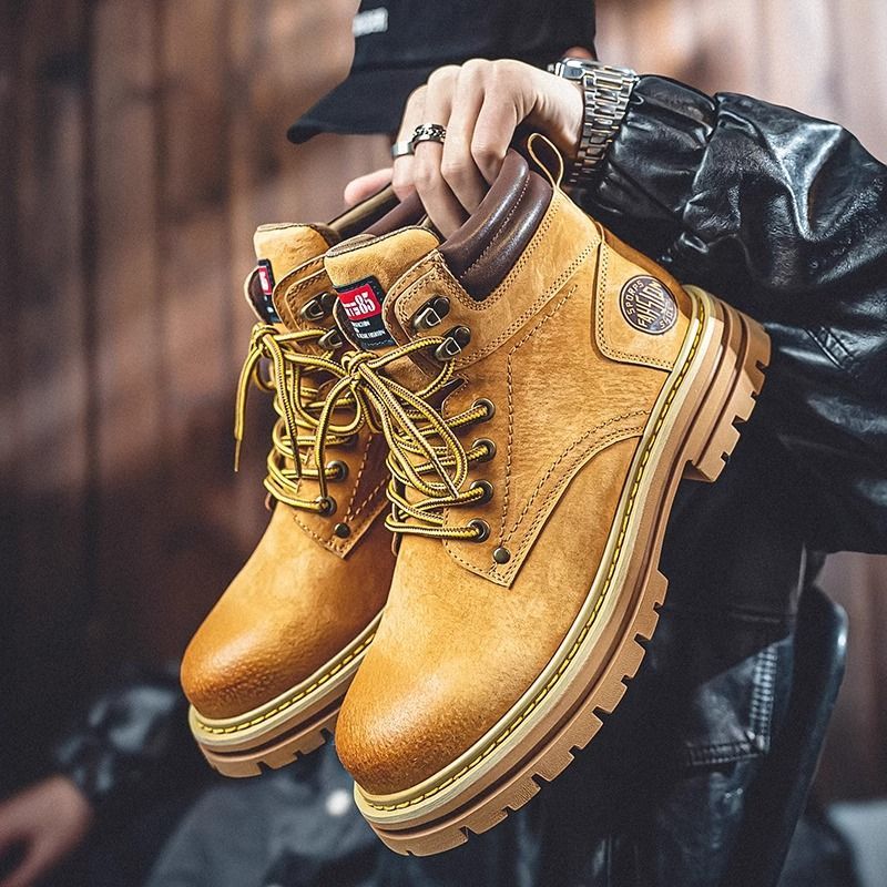 Paar Outdoor-Wanderstiefel im britischen Stil, große gelbe Arbeitsstiefel, hohe Absätze aus gleichem Leder für Männer_voghion.com