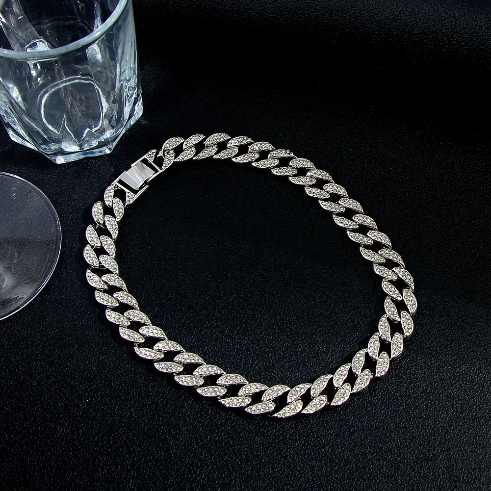 Colar choker cuban link iced out para mulher cor dourada com strass_voghion.com