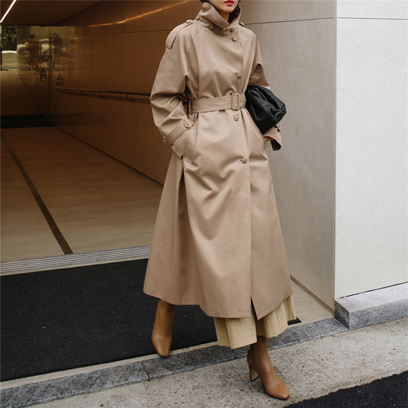 Women's fashion in the long trench coat light cooked coat