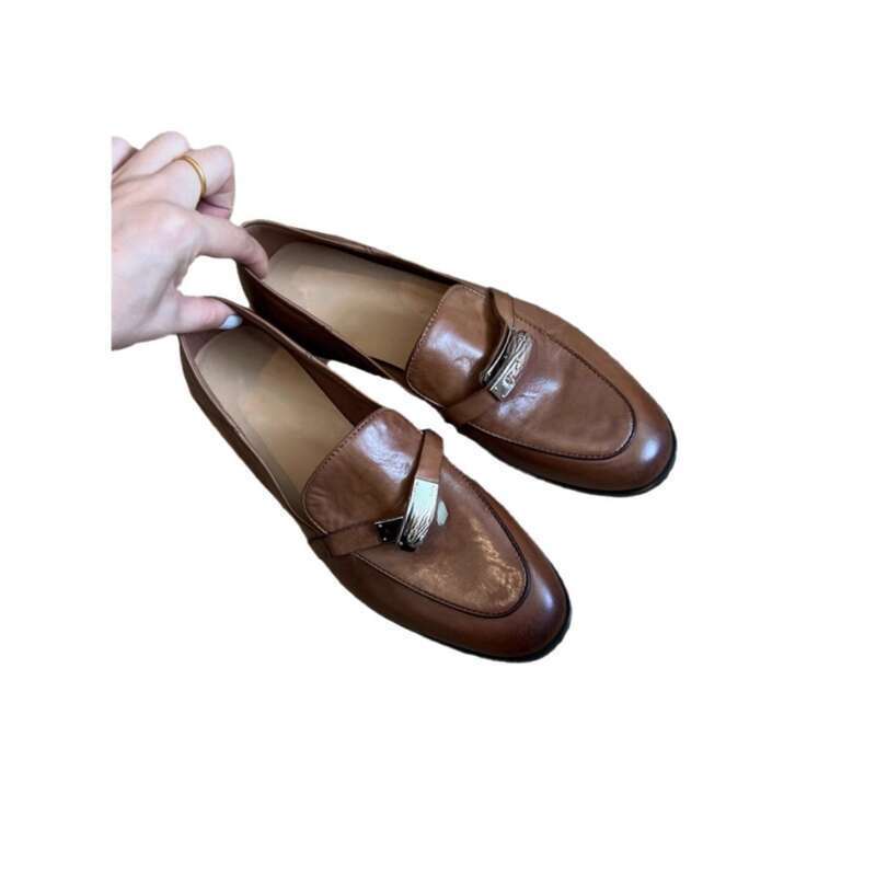 2024 Women's Round Toe Flat Loafers With Leather Upper And Metal Buckle Embellishment._voghion.com