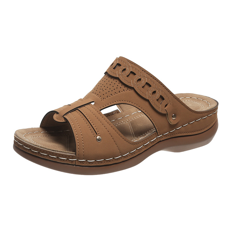 Pantoffels met dikke zolen en uitgeholde strasssteentjes voor dames die oversized schuine en strandsandalen dragen_voghion.com