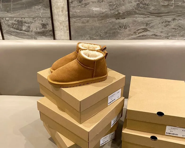 Bottes de neige courtes classiques à la mode pour femmes, bottes chaudes décontractées en peau de mouton et peluche avec sac à poussière pour cartes_voghion.com