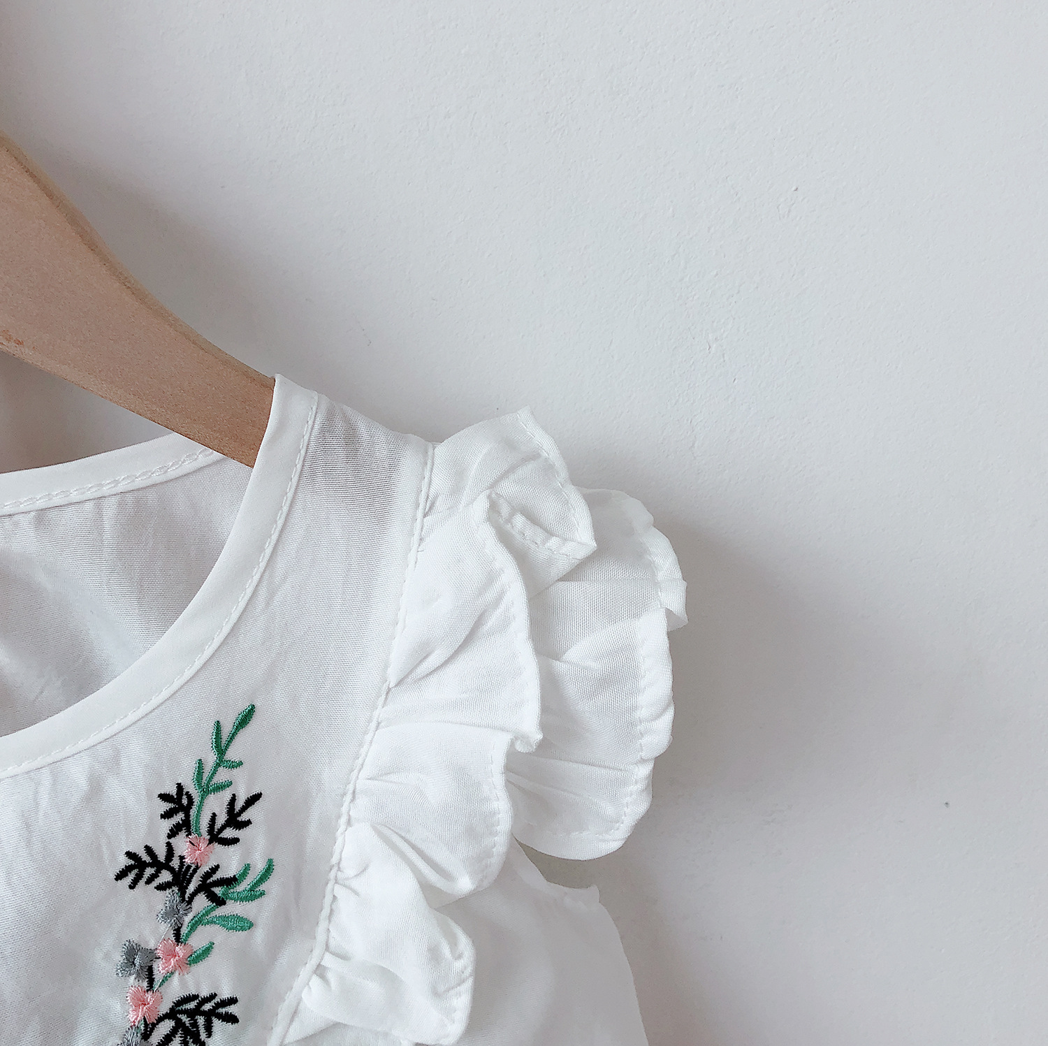 Camicia a fiori ricamati per ragazze nuove per mamma e bambini + set di pantaloncini Camicia per bambola con bordo in legno per bambini Set di due pezzi_voghion.com