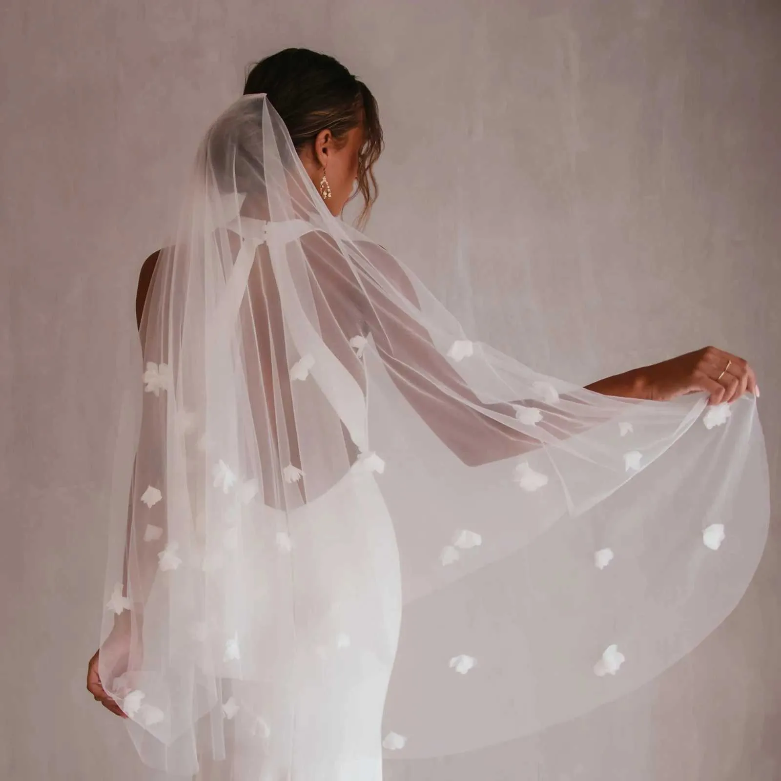 Voile de mariée à 2 niveaux V111, voile floral blush en tissu 3D, fleurs dispersées, illusion de mariée avec couvre-peigne_voghion.com