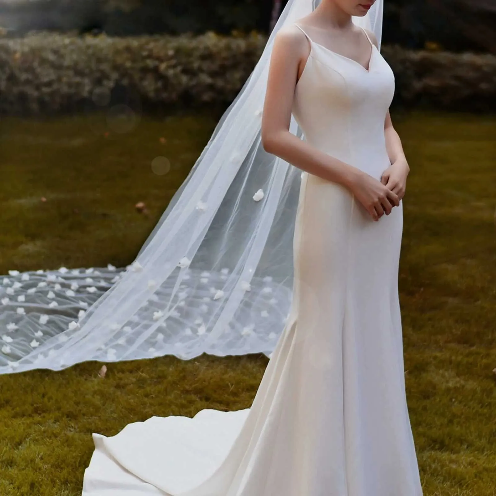 Gioielli per capelli V20s a un livello con fiori in tessuto, applicazioni floreali in pizzo sparse, velo da sposa, fiori in organza 3D sulla sposa_voghion.com