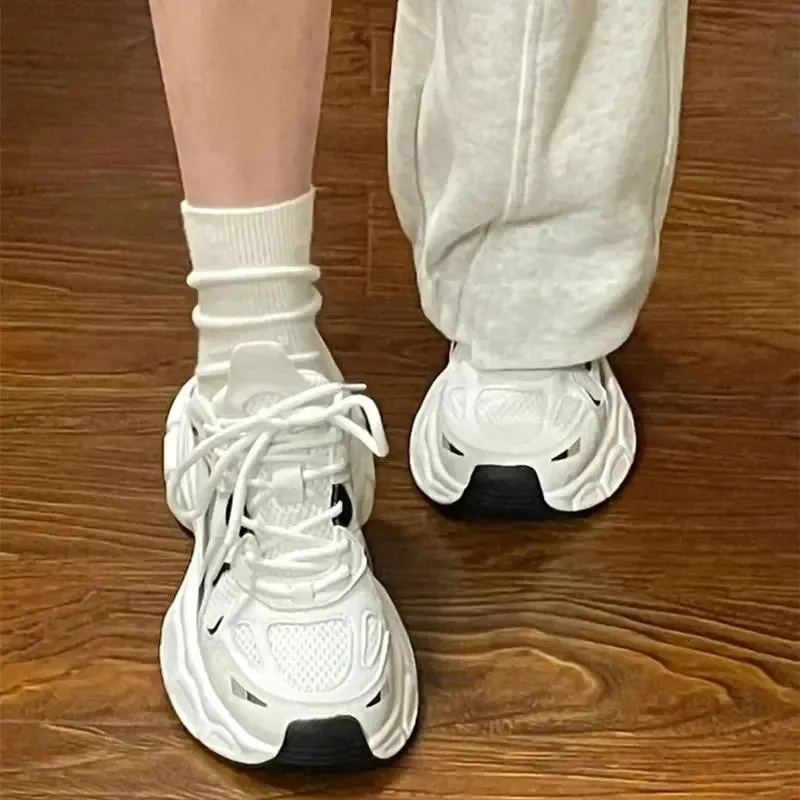 Modische Sport-Mesh-Schnürschuhe mit Mikrofaser-Zwischensohle für Damen zum Verkauf in hochwertigen, vulkanisierten Schuhen in Mischfarben 240930_voghion.com