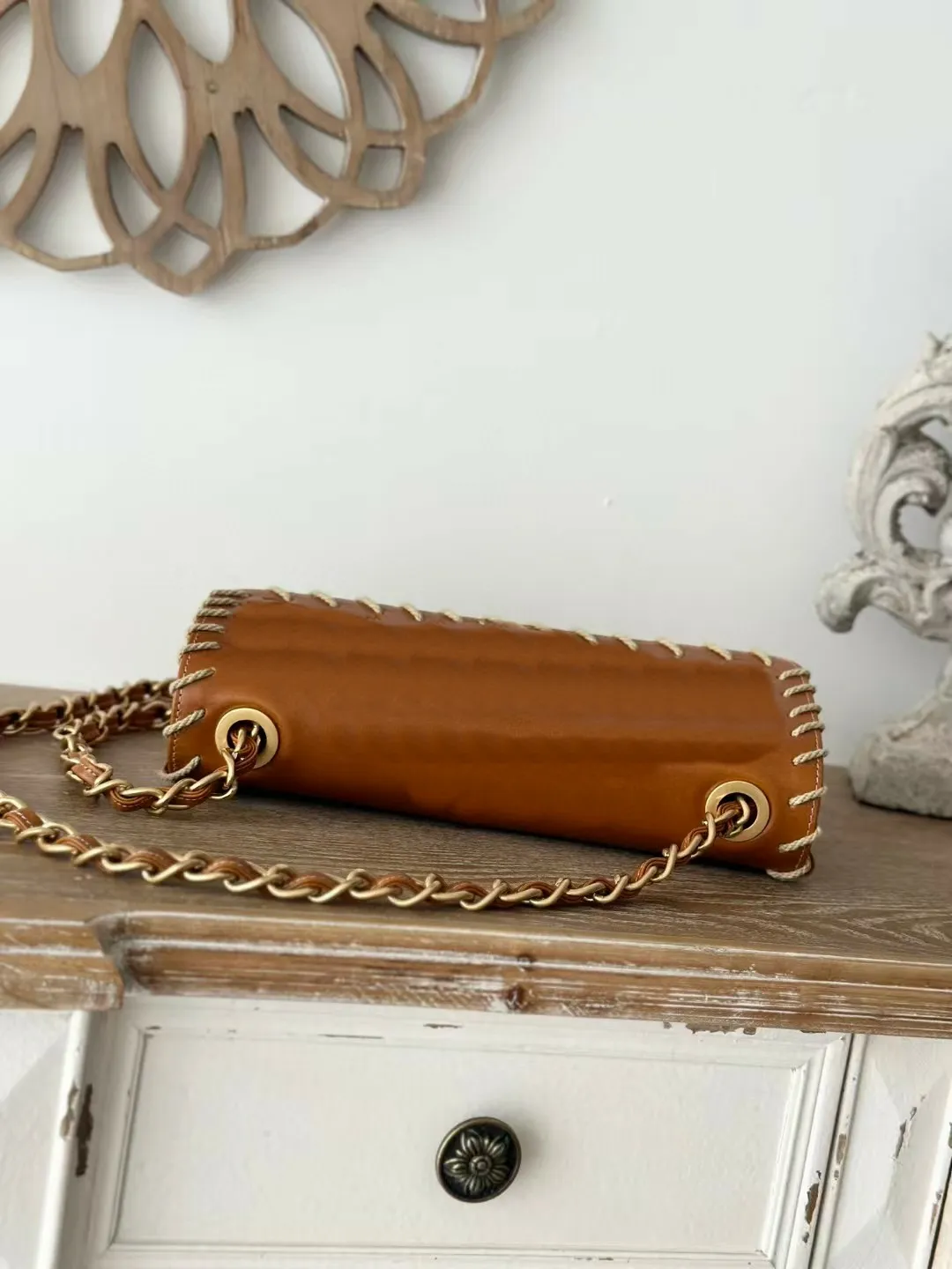 Braune Handtaschen: Western-inspirierte Flap Bag mit Harzdetails & goldener Schnalle, Vintage Designer Schulterhandtaschen_voghion.com