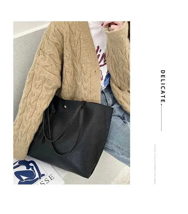 Women's Large Shoulder Bag With Tassel And Lychee Pattern_voghion.com