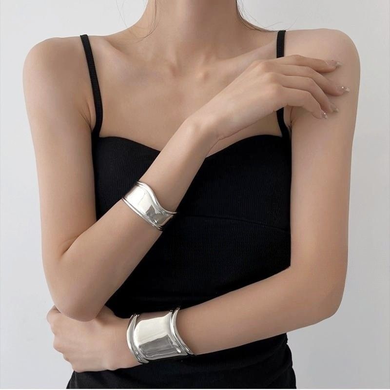 Bracciale rigido donna in metallo ondulato - bangle geometrico_voghion.com