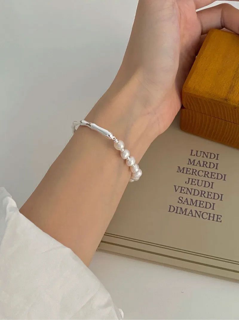 Braccialetto irregolare barocco in argento sterling di vendita calda, semi-braccialetto di perle d'acqua dolce, placcato in oro bianco, gioielli raffinati_voghion.com