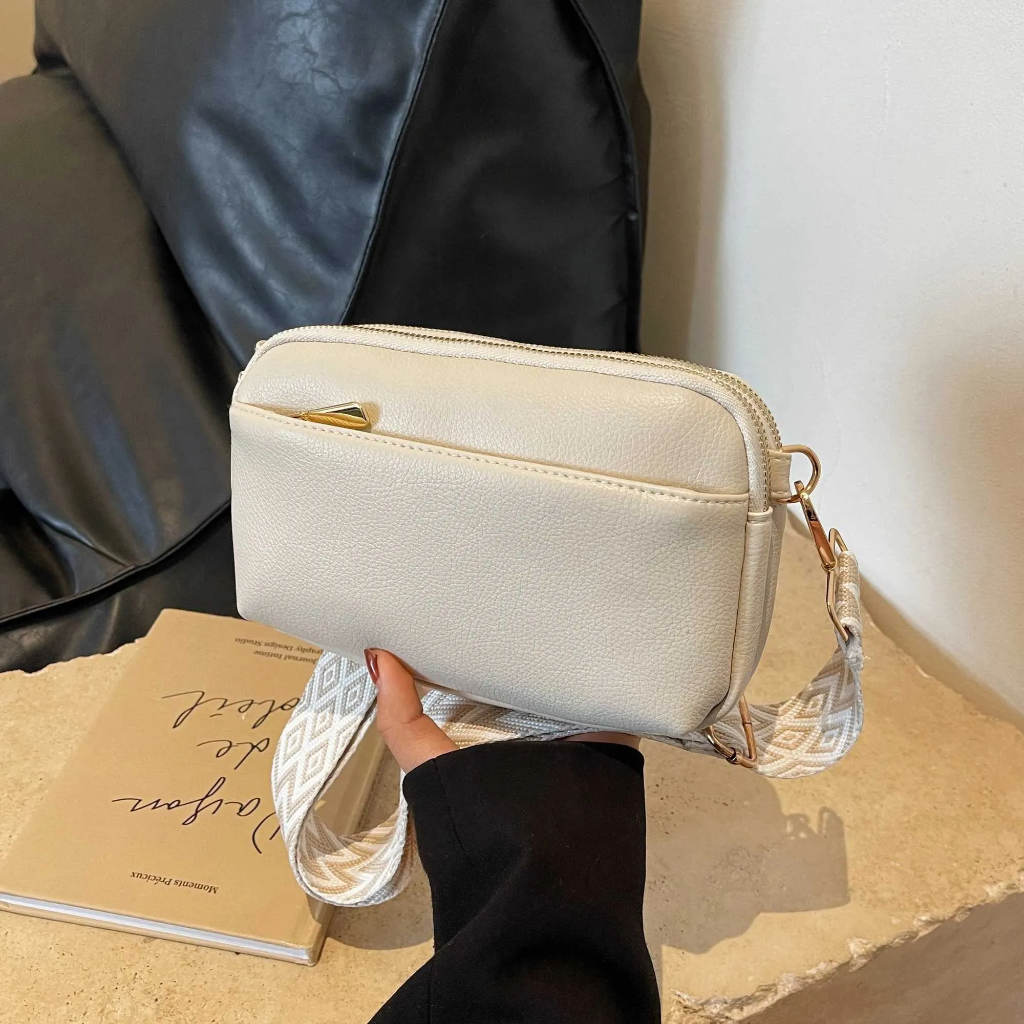 This Is a Super Practical Messenger Bag Fashion Wide Shoulder Strap Design Suitable for Going Out Shopping_voghion.com