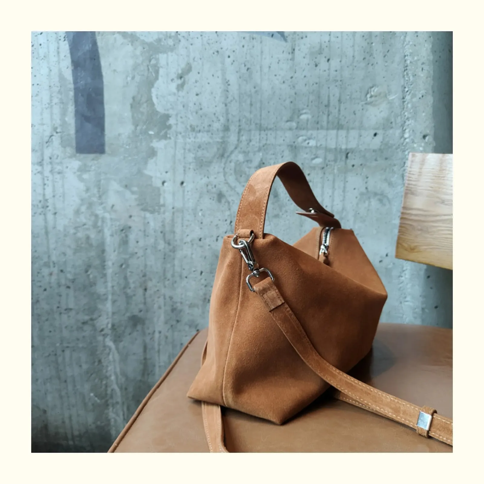 Borsa boston tote in scamosciato per donna, borsa a spalla marrone_voghion.com