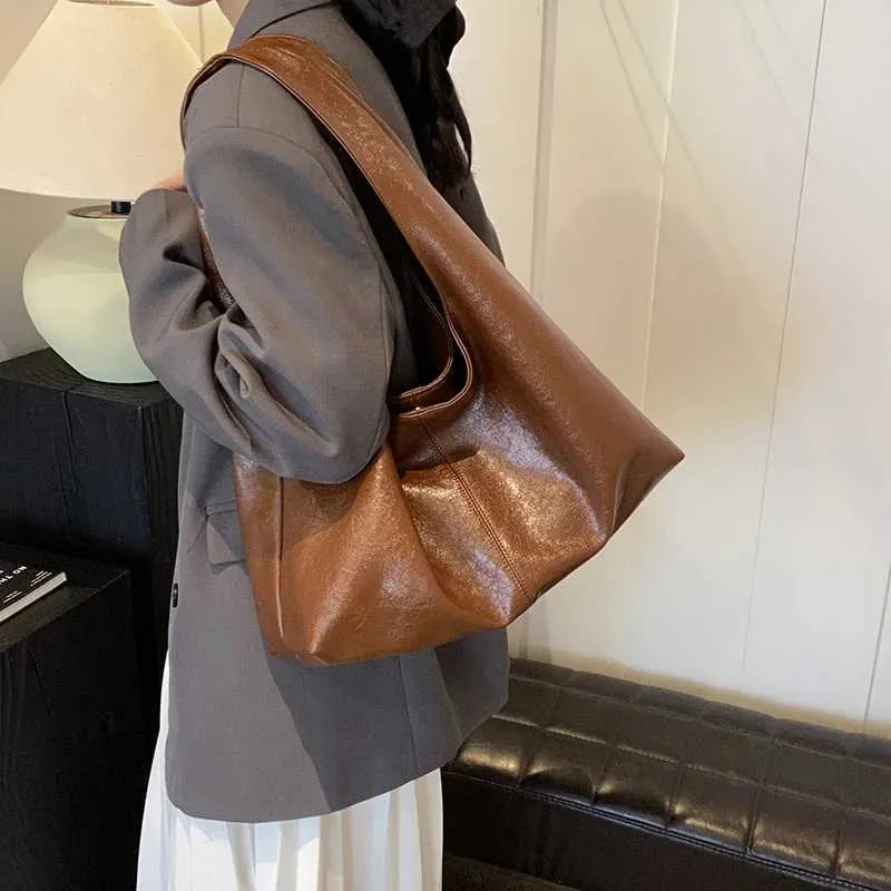 Sac à bandoulière d'hiver pour femme en cuir PU de grande taille LEFTSIDE Design 2024 Nouvelle tendance Y2K Sacs à main et portefeuilles_voghion.com
