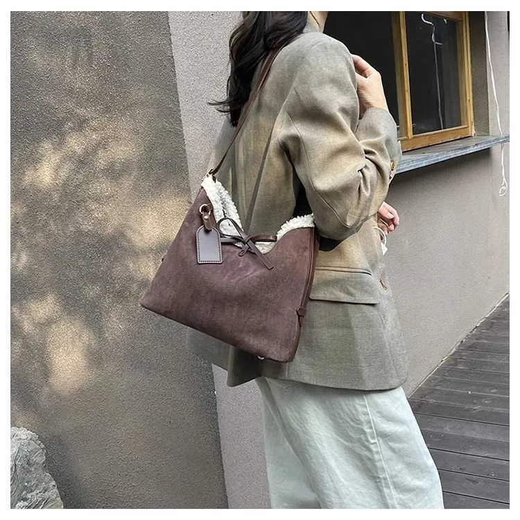 Borsa a secchiello e borsa a spalla in scamosciato per donna_voghion.com