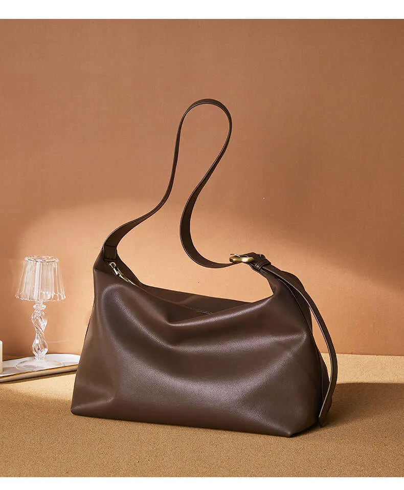 Same Style As Blogger One Shoulder Armpit Simple And Versatile High-Capacity Temperament Fashion Niche Cowhide Women Bag_voghion.com