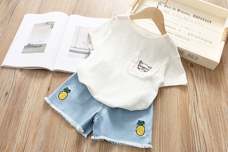 Madre y niños Pantalones cortos de mezclilla para niñas Verano 2024 Nuevos niños grandes para niños con estilo bordado corazón rojo pantalones prendas de vestir exteriores pantalones versión coreana_voghion.com