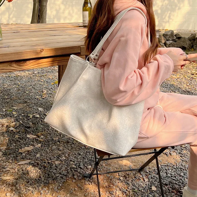 Large-capacity Texture Tote Women's Handbag Niche Versatile Style Early Spring New Popular Shoulder Bag_voghion.com