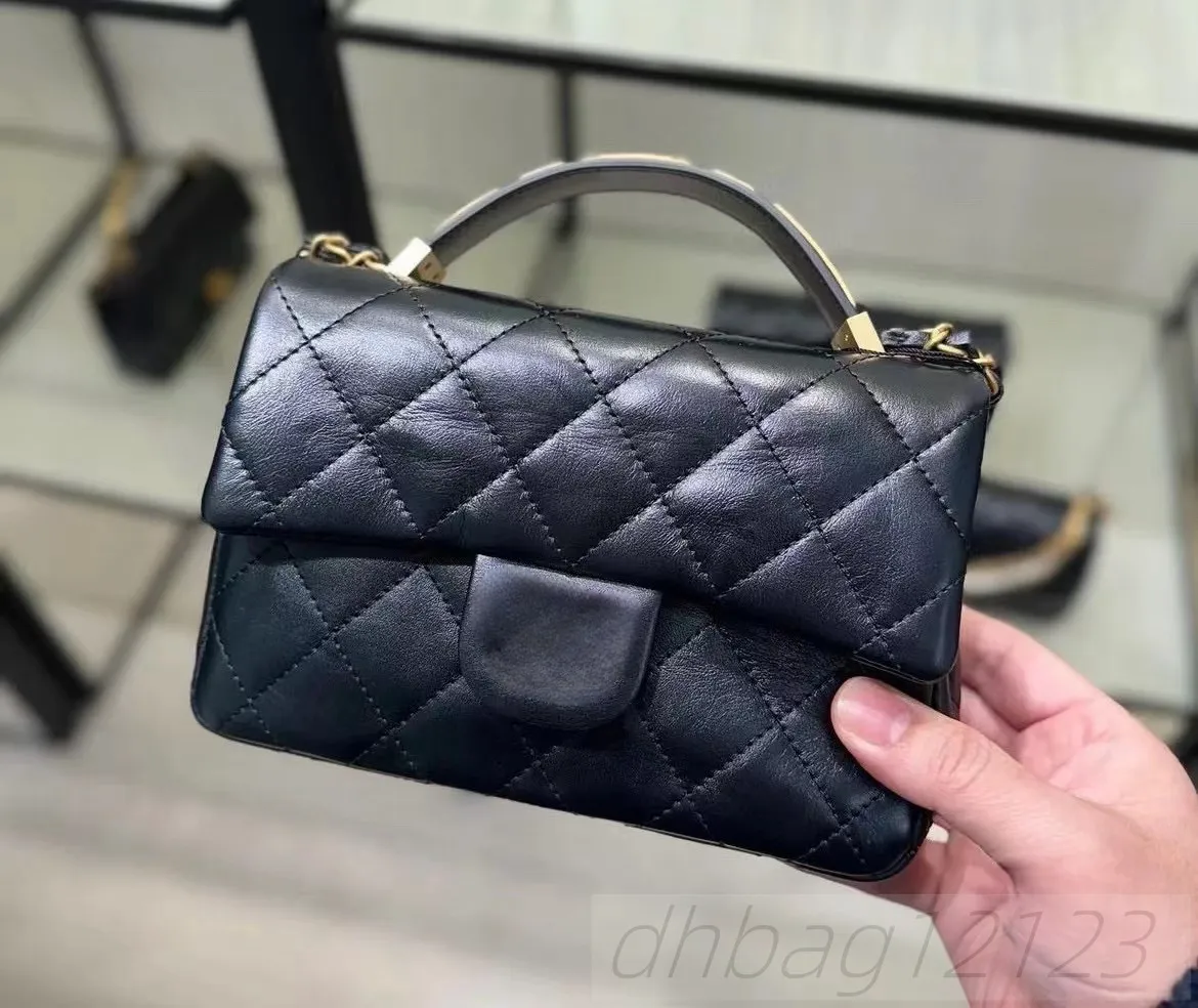 Borsa a mano con manico in smalto da 24 pence, da donna, con tracolla in pelle, con fibbia CC in metallo dorato e catena trapuntata._voghion.com