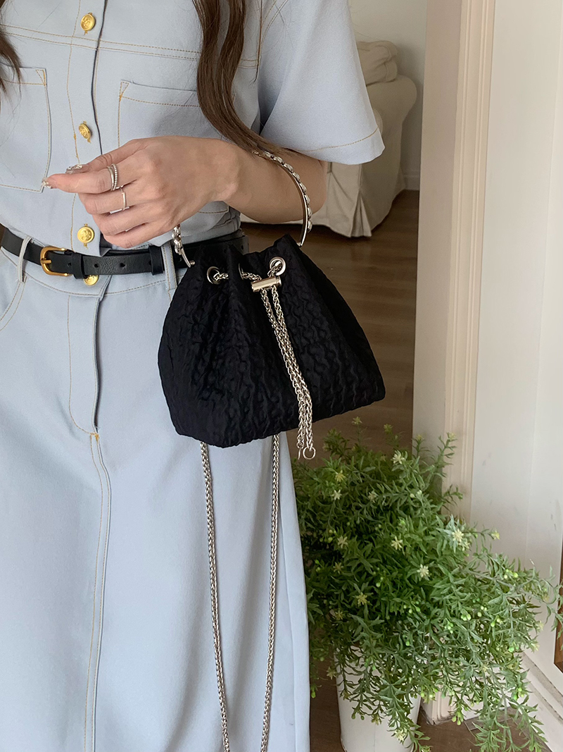 Koreanische Version der Schulter-Umhängetasche Kette, süße und modische 2024 neue Eimer Tasche, ins, Nische tragbare Trend_voghion.com