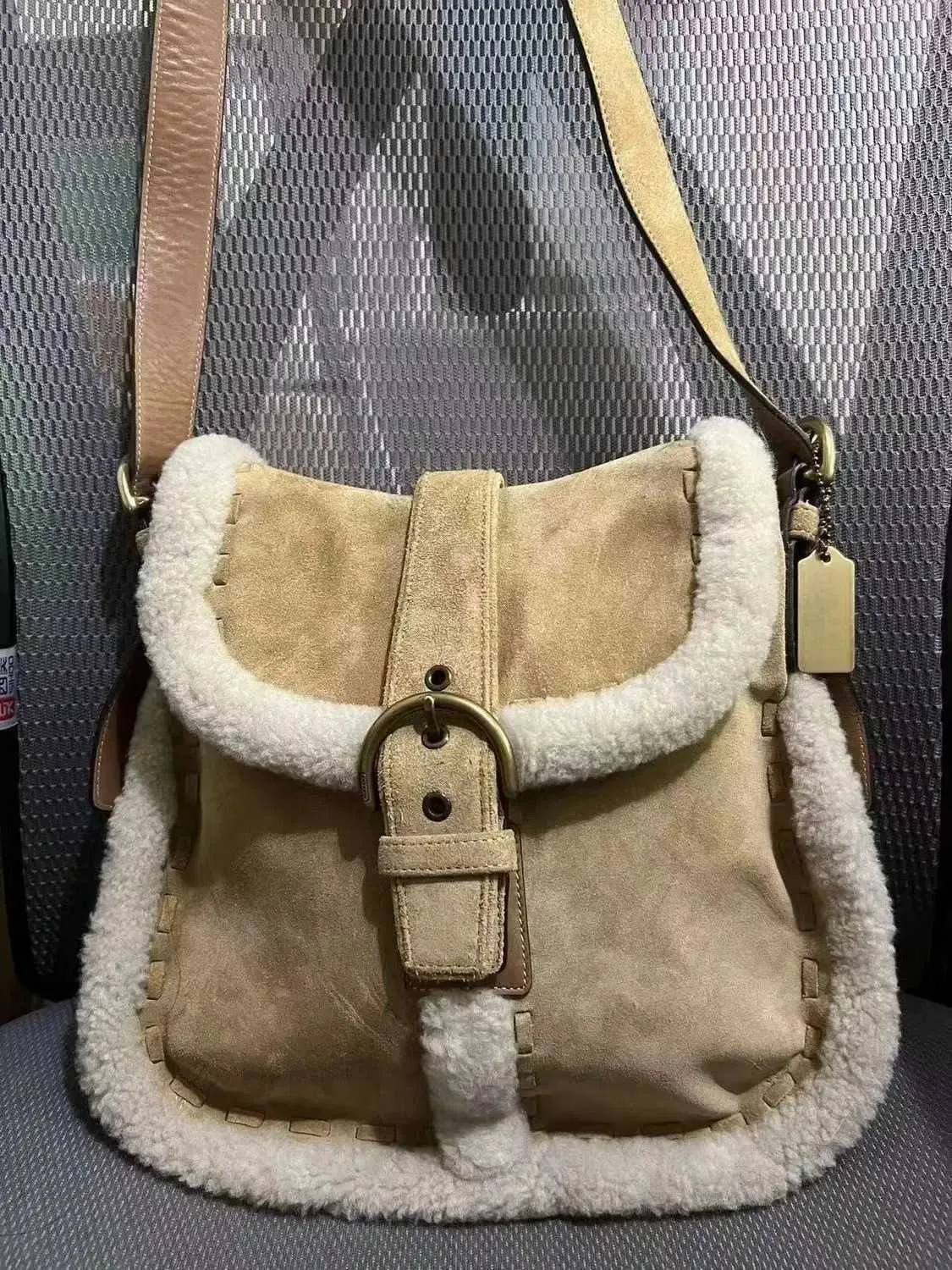 Borsa a tracolla donna in pelliccia d'agnello stile retrò_voghion.com