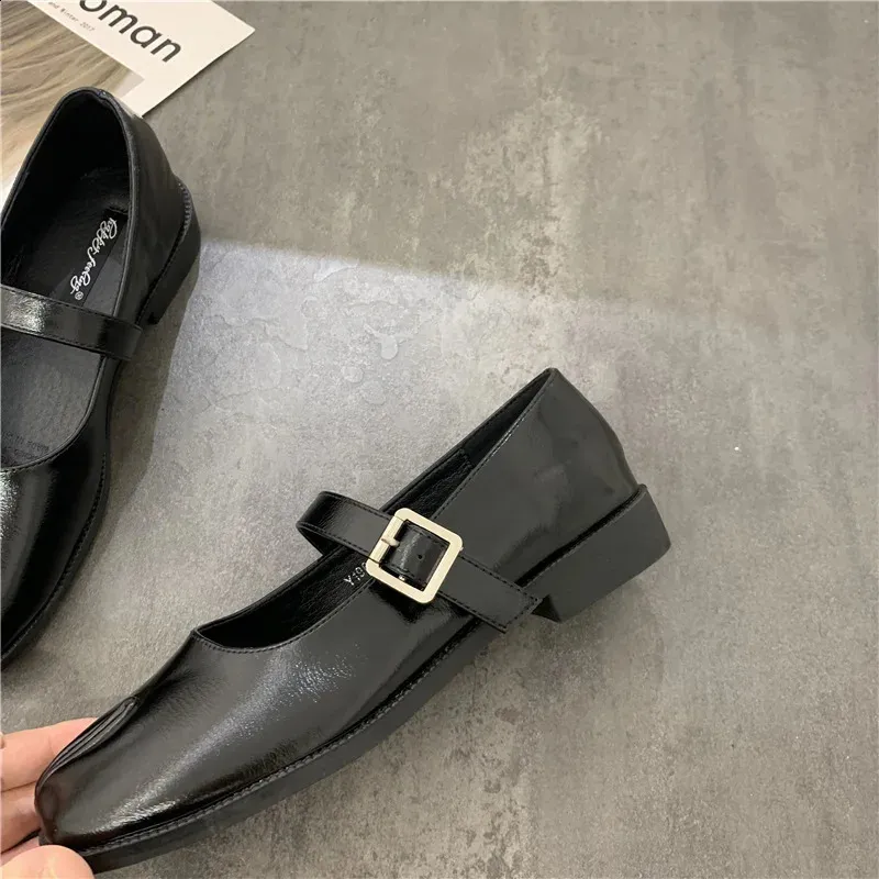 Novelty Split Toe Mary Jane Flat Shoes For Women In Leather_voghion.com