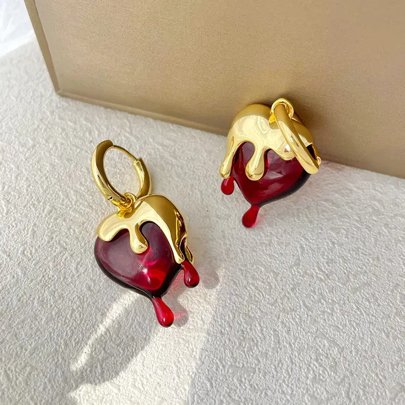Pendientes largos de corazón con resina roja estilo vintage_voghion.com