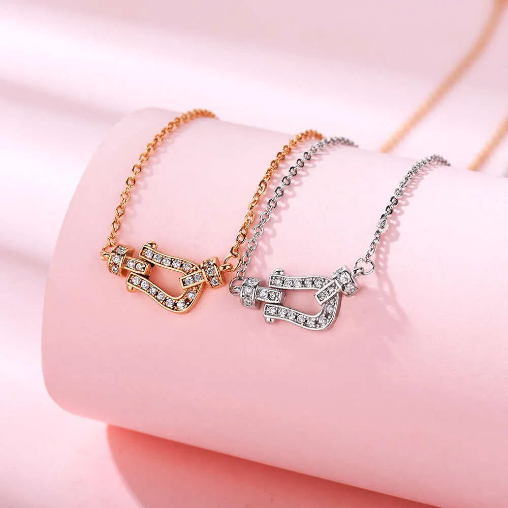collana da donna di design con cuore in argento con fibbia a ferro di cavallo con diamanti pieni di precisione, collana in oro 54b_voghion.com